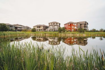 pond-houses-background
