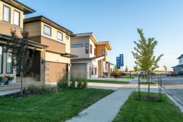 neighborhood-street-houses-walkway